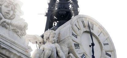 Vista del reloj de piedra y la bola dorada que coronan el edificio de la sede del Banco de Espa&ntilde;a, situado en la madrile&ntilde;a plaza de Cibeles. EFE/Archivo