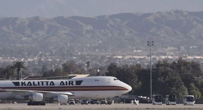 El avión con 195 estadounidenses repatriados de Wuhan, en Riverside, California.