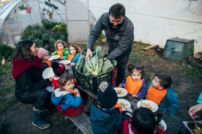 El agricultor Miguel Roig muestra sus productos ecológicos a los niños del comedor al aire libre de la escuela A Caracola de A Coruña.
