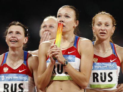 Chermoshanskaya (centro) y sus compa&ntilde;eras, tras ganar el oro.