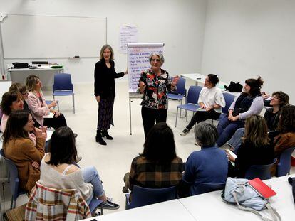 La formadora Maru Sarasola, en el centro, y directora para la Igualdad Elena Leiñena (detrás de ella), rodeadas de las participantes en la sexta sesión del programa 'Akademe' en la sede de la Universidad del País Vasco en Lejona (Vizcaya), el pasado 18 de abril.