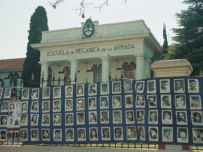 Fotos de desaparecidos sujetas en la reja de acceso de la Escuela Superior de Mec&aacute;nica de la Armada (ESMA).