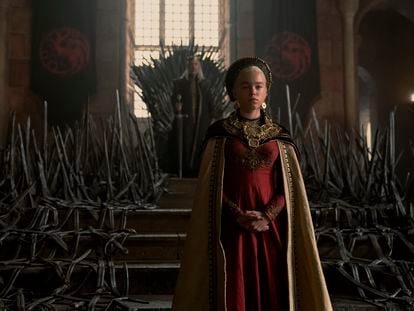 Milly Alcock, la princesa Rhaenyra Targaryen, y, al fondo, Paddy Considine, el rey Viserys, en el primer episodio de 'La casa del dragón'.