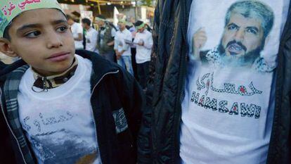 Un niño observa una camiseta con la imagen del líder de Hamás en el exilio, Jaled Mashel.