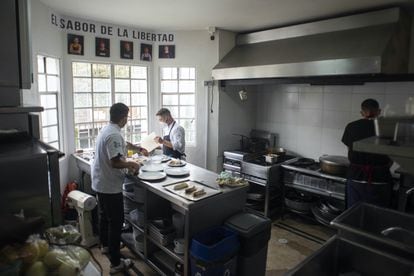 La cocina del Restaurante Interno, atendido por pospenados, en Bogotá.
