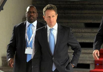 El secretario del Tesoro estadounidense, Timothy Geithner, abandona la reunión de ministros de Economía europeos con gesto serio.