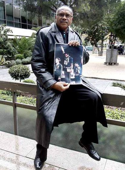 Tommie Smith, en Madrid en 2008, con la imagen de su gesto de 1968 en el podio de los 200 metros. /CRISTÓBAL MANUEL