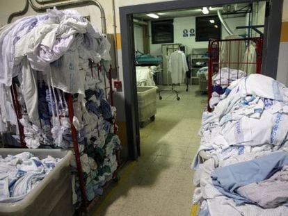 Una lavandería hospitalaria de Madrid, durante la huelga de enero de 2014.