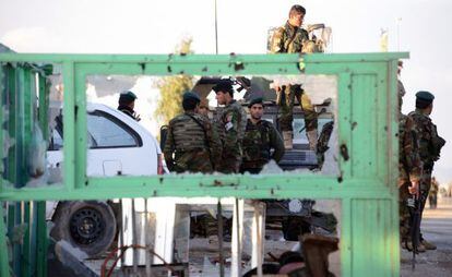 Soldados afganos de guardia tras choques con talibanes en Kandahar 