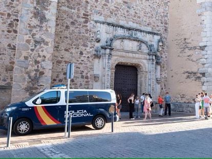 Varias personas el lunes frente a la comisaría de Policía Nacional de Almendralejo, Badajoz.