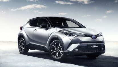 La propuesta de Toyota para el populoso segmento de los todocaminos compactos se decanta por una imagen bastante arriesgada, que no deja indiferente a nadie, y por un sistema de propulsión híbrido. La mecánica, heredada directamente del popular Prius, presenta un conjunto de motor de combustión y eléctrico que entrega 122 CV de potencia y homologa un consumo de 3,6 l/100 km.