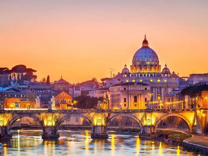 Vista del puente de Sant&#039;Angelo, en Roma, con la Bas&iacute;lica de San Pedro al fondo.