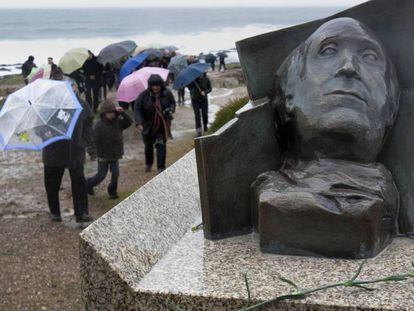 Busto de Ramón Sampedro, en la playa de As Furnas (A Coruña).