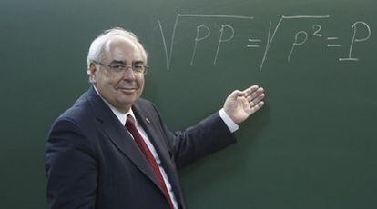 El profesor Areces, explicando la raíz cuadrada del PP.