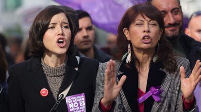La secretaria de Igualdad del PSOE, Andrea Fernández (a la izquierda), y la ministra de Igualdad, Ana Redondo, durante la manifestación en Madrid convocada por El Foro de Madrid contra la Violencia a las Mujeres.