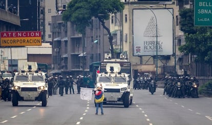 María José Castro, conocida como 'la mujer de la tanqueta' bloquea el paso de una tanqueta de la Guardia Nacional durante una manifestación encabezada por diputados opositores el 3 de mayo de 2017, en Caracas (Venezuela). La Guardia Nacional Bolivariana (GNB, policía militarizada) de Venezuela dispersó con gases lacrimógenos una movilización opositora en el este de Caracas que pretendía llegar hasta la sede de la Asamblea Nacional, ubicada en el centro de la capital.