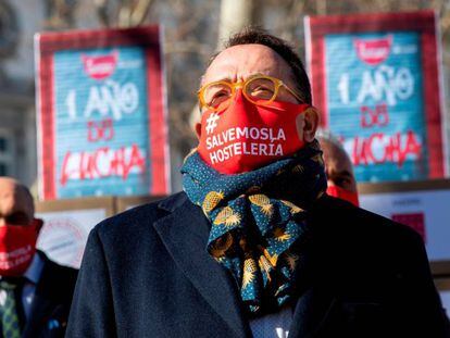 José Luis Yzuel, presidente de Hostelería de España, participa en un acto simbólico en apoyo al sector hostelero delante del Tribunal Supremo este martes en Madrid.