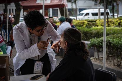 Un médico revisa a vecinos de la delegación Benito Juárez, afectados por la contaminación del agua en diversas colonias, el 10 de abril de 2024.