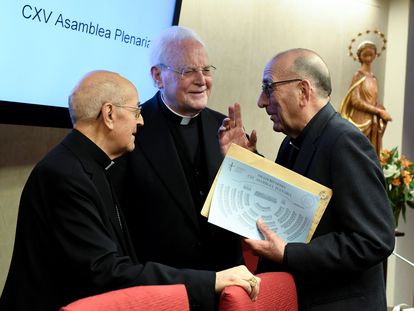 A la izquierda, el presidente de la Conferencia Episcopal Española, Ricardo Blázquez. En el centro, el Cardenal Carlos Amigo, emérito de Sevilla; y a la derecha, el cardenal Juan José Omella, durante la inauguración de la asamblea plenaria en Madrid.