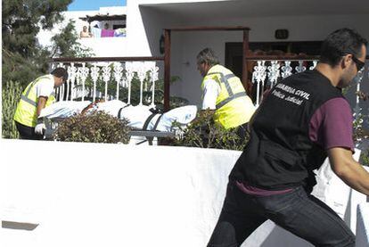 Traslado del cadáver de la mujer presuntamente asfixiada por su pareja en Lanzarote.