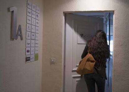 Una mujer entra en el piso donde tienen su sede un servicio municipal y 22 cooperativas.
