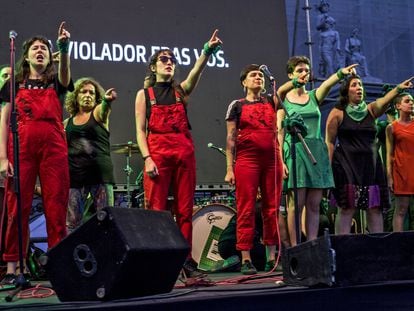 El colectivo Las Tesis interpreta la 'performance' 'Un violador en tu camino' en Buenos Aires en febrero de 2020.
