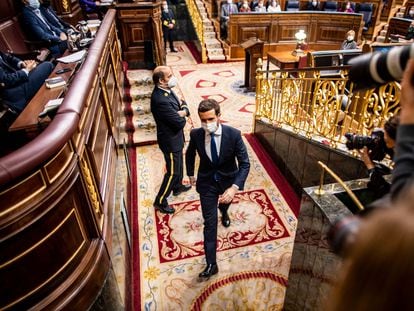 El presidente del PP, Pablo Casado, sale del hemiciclo tras su intervención en la sesión de control, este miércoles.