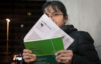 Vecina de L'Hospitalet advertida del corte de la luz