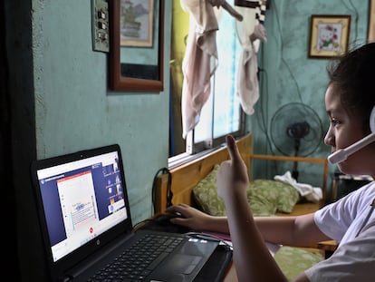 Dana Abaya, de 9 años, informa a su maestra que ya está lista para comenzar las clases 'online'.