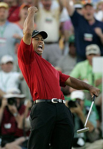 Tiger Woods da rienda suelta a su alegría.