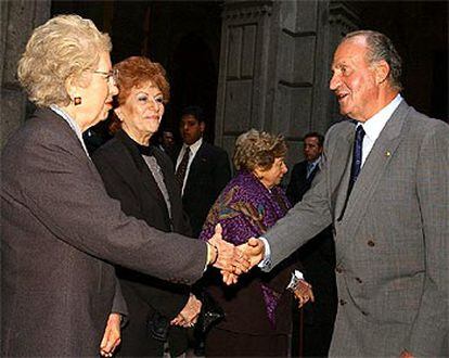 Don Juan Carlos saluda a Paloma y Ángeles Gaos durante la firma, ayer, en la Universidad Autónoma de México del convenio constitutivo de la Cátedra Gaos.