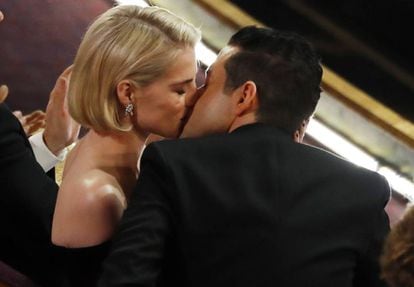 Rami Malek besa a su pareja y compañera de reparto, Lucy Boynton, en los Oscar 2019.