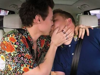 El cantante Harry Styles y James Corden se dan un beso en la boca durante el espacio 'Carpool Karaoke'.