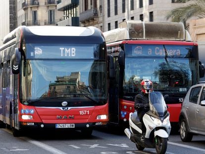 Autobuses de TMB durante paros parciales en febrero de este año.
