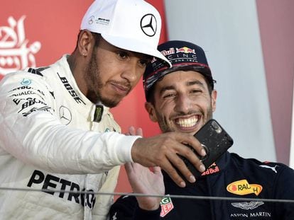 Hamilton y Ricciardo se sacan un 'selfie' en el podio.