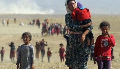 Desplazados yazidíes abandonan la ciudad de Sinjar, en agosto.