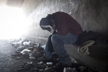 Un hombre descansa dentro de un túnel que forma parte del sistema de canales de Tijuana