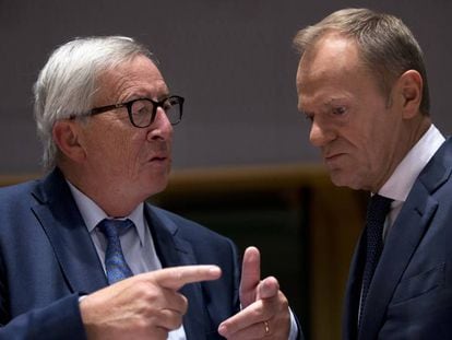El presidente de la Comisión Europea, Jean-Claude Juncker, junto al presidente del Consejo, Donald Tusk, este martes.