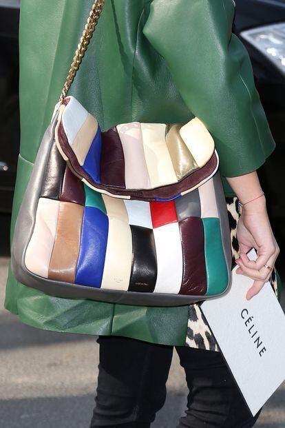 En tonos flúor, combinados, joya, con incrustaciones metálicas... Los bolsos, en todas y cada una de sus versiones, son un imprescindible en su fondo de armario. Entre sus firmas fetiche se encuentran Chanel, Saint Laurent y Fendi.