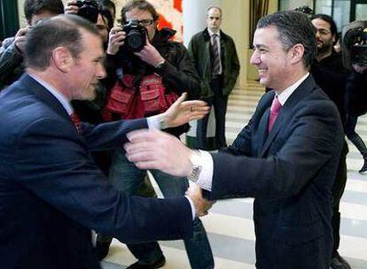 Ibarretxe saluda a Urkullu en la presentación de los candidatos del PNV a las elecciones vascas.