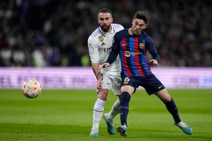 El jugador del Real Madrid Dani Carvajal disputa el balón a Gavi, del F.C. Barcelona, durante la semifinal de la Copa del Rey, en el Santiago Bernabéu. 