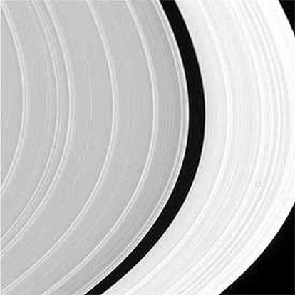 La nave 'Cassini' en la órbita de Saturno fotografiando los anillos iluminados por el Sol.
