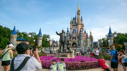 Unos turistas toman fotografías en el parque de atracciones Magic Kingdom, dentro de Walt Disney World, en Buena Vista, Florida.