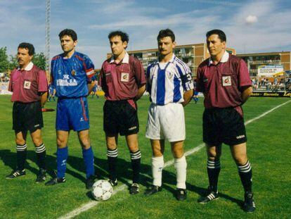 Angel&iacute;n, capit&aacute;n del Getafe, y Dorado, del Legan&eacute;s, flanquean al &aacute;rbitro Iturralde, en un derbi de 1995.