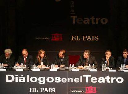 De izquierda a derecha: Gas, Vinuesa, Jiménez, Valenzuela, García, Castillo y Algora. La tarjeta de Gustavo de Arístegui, invitado que comunicó su ausencia a última hora, se mantuvo durante todo el debate.