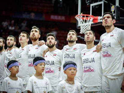 Los jugadores de la selección serbia de baloncesto escuchan el himno en el partido contra Puerto Rico.