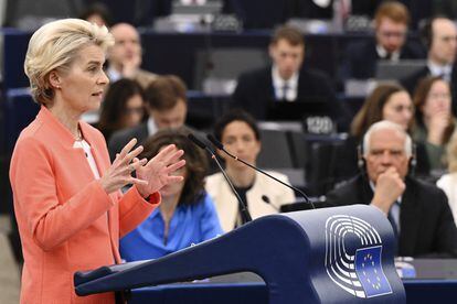 La presidenta de la Comisión Europea, Ursula von der Leyen, habla en el debate sobre China ante el pleno del Parlamento Europeo en Estrasburgo, este martes. 
