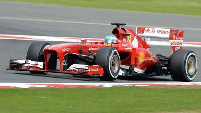 Alonso rueda en el circuito de Silverstone.