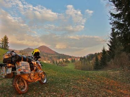 La moto Victoria en un valle esloveno.