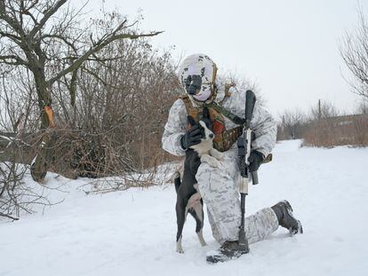 Un uniformado ucranio acaricia este martes un perro en la línea del frente que separa a las tropas de Kiev de los separatistas prorrusos cerca de Avdiivka, en la región ucrania de Donetsk.